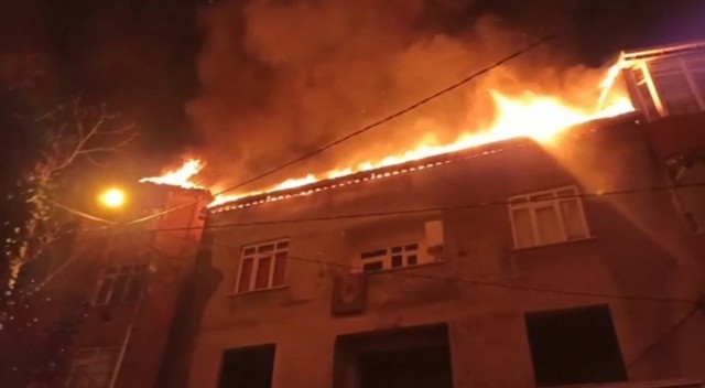 Avcılar’da bir binanın çatısında çıkan yangın diğer binalara sıçradı görseli