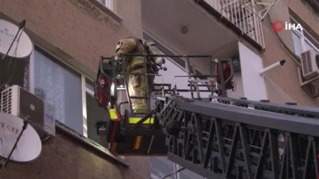 Beyoğlu'ndaki yangında 1 kişi hastanelik oldu görseli