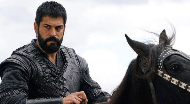 Burak Özçivit, set çalışanlarına hakaretten hakim karşısına çıktı görseli