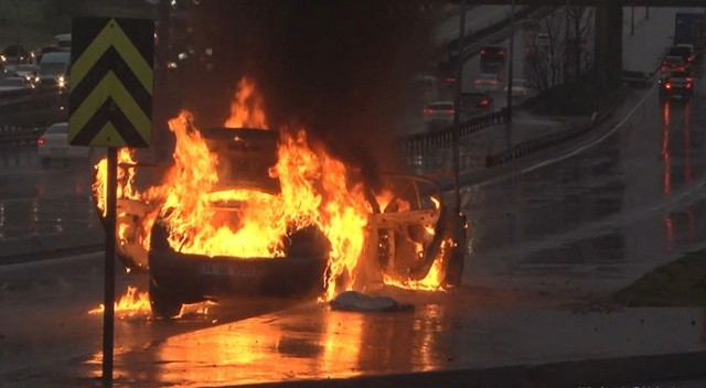 E-5'te bir araç alev aldı! Trafik durma noktasına geldi görseli