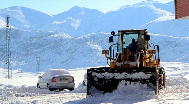 Erzincan’da kar yağışı nedeniyle 37 köy yolu ulaşıma kapandı görseli