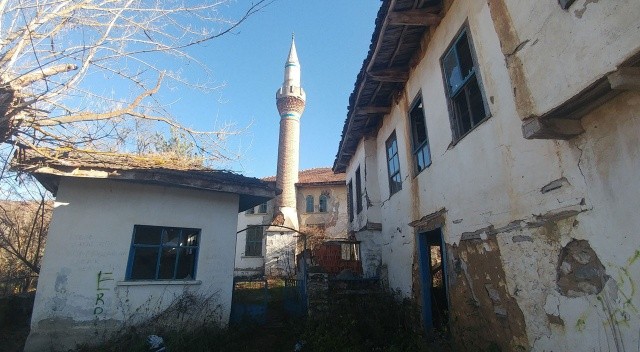 Garip kalan caminin hüzün veren hikayesi görseli