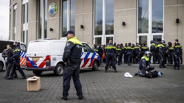 Hollanda'da bina basan 50 PKK yandaşı yakalandı görseli