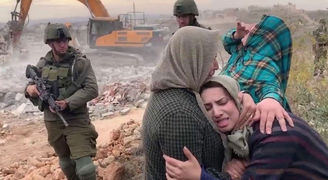 İsrail güçlerinden Filistinli kadınlara sert müdahale görseli