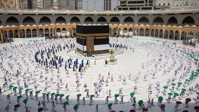 Kabe ve Mescid-i Nebevi'de sosyal mesafe kuralı geri getirildi görseli