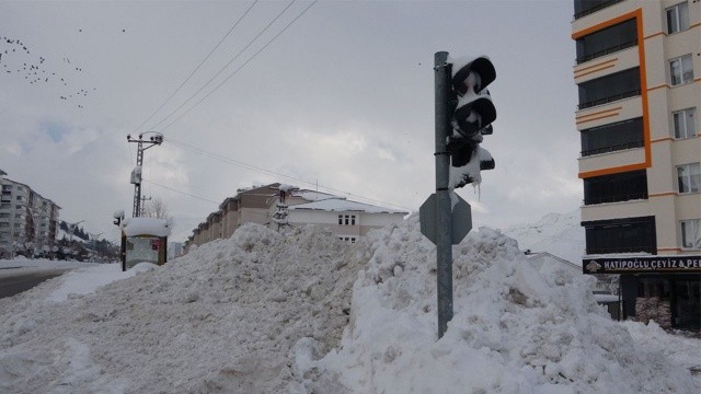 Kar yağışı 258 köy yolunu ulaşıma kapattı görseli
