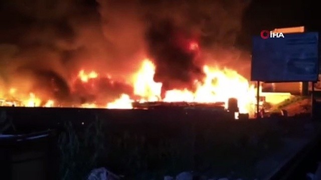Lübnan'da Suriyelilerin bulunduğu mülteci kampı yandı görseli