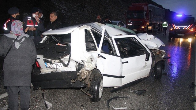 Manisa'daki zincirleme kazada 11 araç birbirine girdi görseli