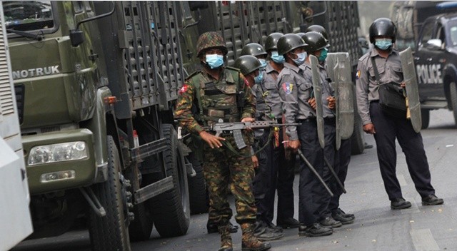 Myanmar’da askeri araç protestocuların arasına daldı: 5 ölü görseli
