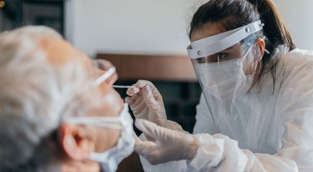Omicron varyantında tek bir nefesten bile hastalık bulaşabiliyor görseli