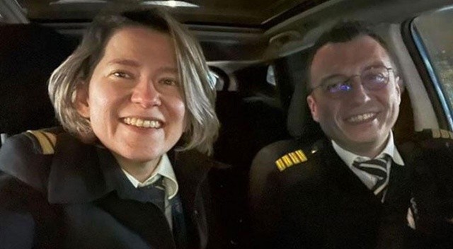 Pilot çiftin yolları gökyüzünde kesişti görseli