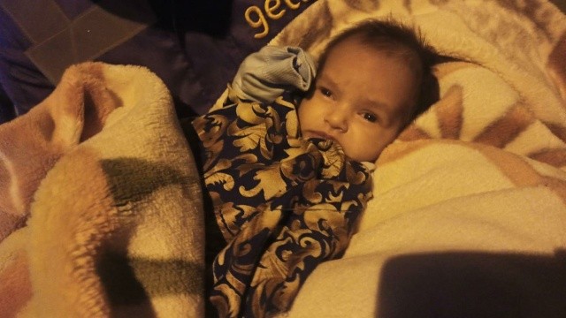 Sokağın ortasındaki çantadan bebek çıktı! görseli