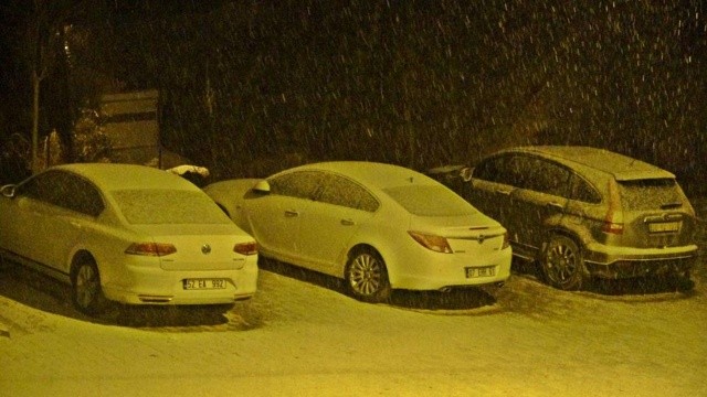 Yüksekova'da kar başladı, her yere beyaza büründü görseli