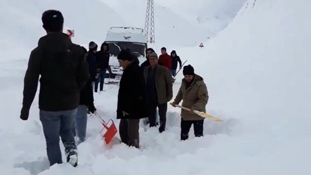 Yüksekova'da peş peşe çığ düştü görseli