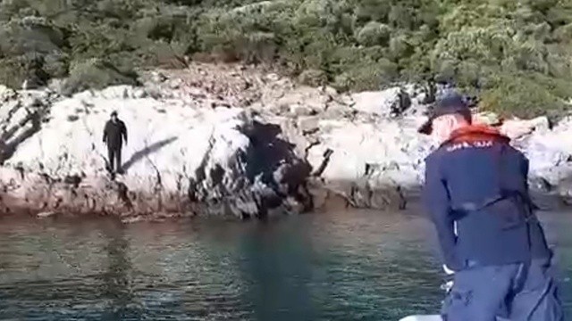 Yunanistan'ın denize attığı göçmeni Sahil Güvenlik kurtardı görseli