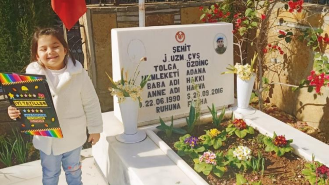 5 yaşındaki Elif, ilk karnesini şehit babasına götürdü görseli