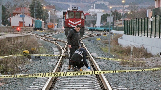 Antrenmana giden genç futbolcuya lokomotif çarptı görseli