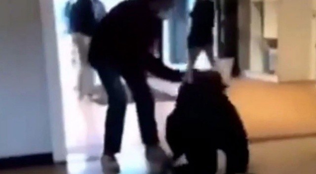 Belçika'da kavga eden öğrenciyi yere fırlatan öğretmene tepki görseli