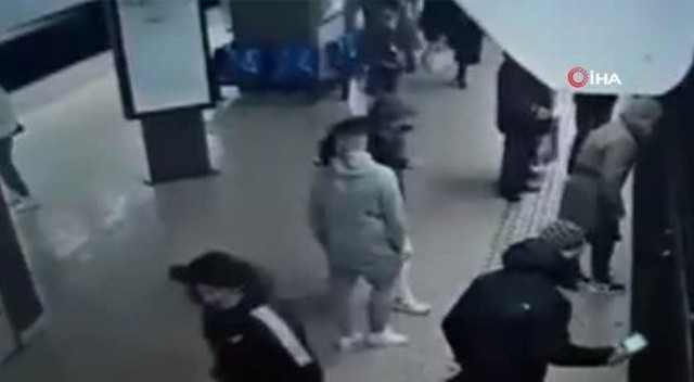 Belçika'da raylara itilen kadın ölümle burun buruna geldi görseli