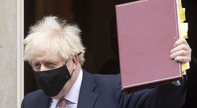 Boris Johnson maskeyi ters taktı görseli