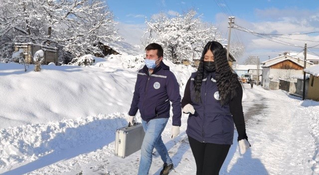 Bursa'da bir metreyi bulan karlı yolları aşıp şifa oldular görseli