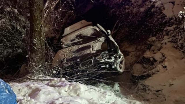 Buzlanma nedeniyle araç dereye uçtu: 1 ölü, 3 yaralı görseli