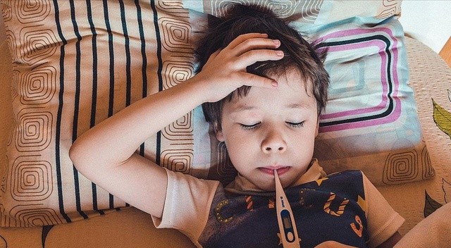 Çocuklarda ateş durumunda kaçınmanız gereken 5 önemli hata görseli