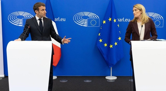 Gazetecilerden soru almayan Macron'a tepki! Salonu terkettiler görseli