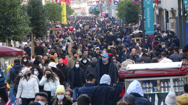 Güneşli havayı gören vatandaşlar Taksim'e akın etti görseli