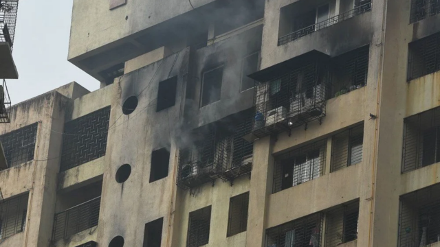 Hindistan'da 20 katlı binada yangın: 7 ölü, 20'ye yakın yaralı görseli