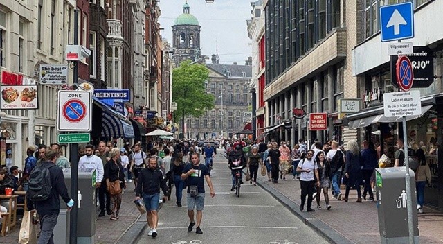 Hollandalılar Covid-19 kısıtlamalarını protesto etmek için sokaklara döküldü görseli