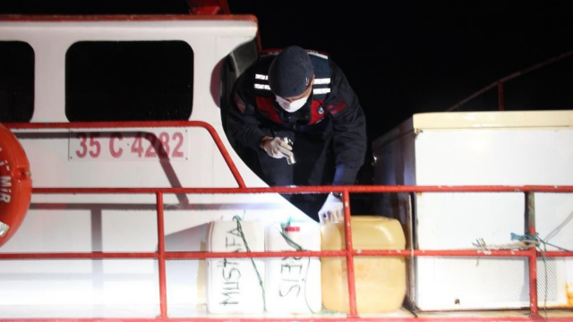 İzmir'de 11 ilçede uyuşturucu operasyonu: 54 gözaltı görseli