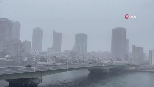 Japonya’da yoğun kar yağışı: 99 uçuş iptal edildi görseli
