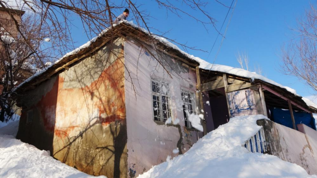 Muş'ta kar 1 metreyi geçince müstakil evler kar altında kaldı görseli