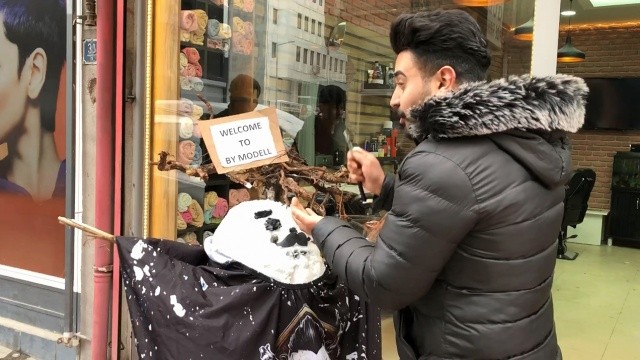 Müşteri bulamayan berber kardan adamı tıraş etti görseli