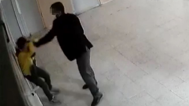 Öğretmeninden şiddet gören çocuk anlattı: Kanlı kazağımı çıkartıp yenisi aldı görseli