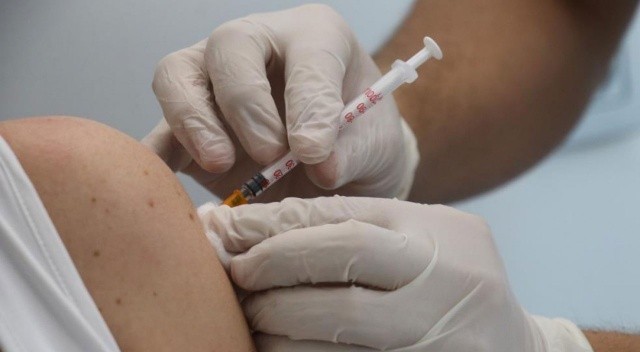 Pfizer-BioNTech duyurdu: Omicron varyantı için yeni aşı geliyor görseli