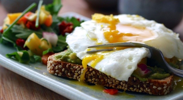 Protein içeren besinler – Et kadar protein içeren yiyeceklerin listesi görseli