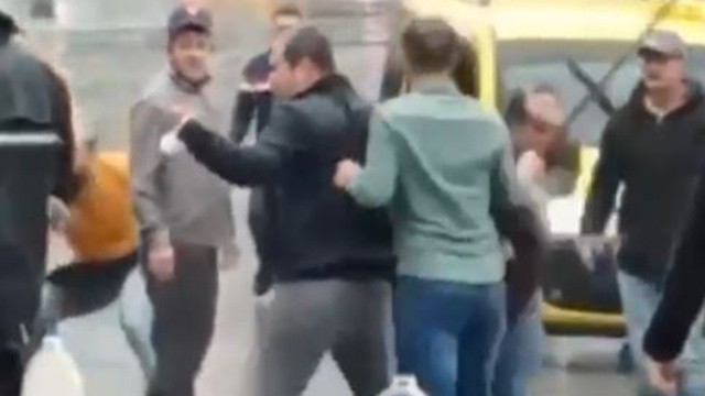 Şehrin ortasında sopalı, tekmeli, yumruklu kavga görseli