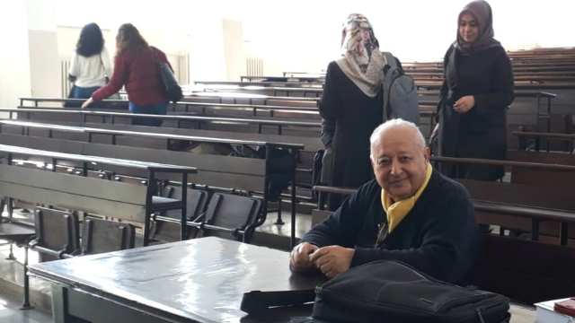 Türkiye'nin en yaşlı üniversite öğrencisi Hukuk Fakültesini bitirdi görseli