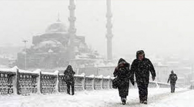 Uyarılar peş peşe gelmişti! İstanbul'da kar yağışı etkili oldu görseli