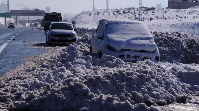 Valilikten uyarı: Yolda park edilmiş araçlar çekilecektir görseli
