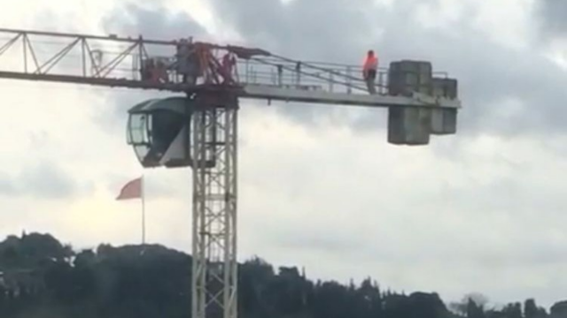 Vinç operatörü yerden 60 metre yükseklikte namaz kıldı görseli
