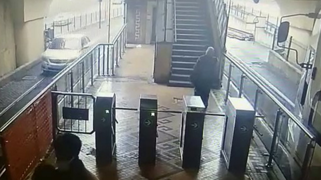Yanlışlıkla tramvay yoluna giren araç mahsur kaldı görseli