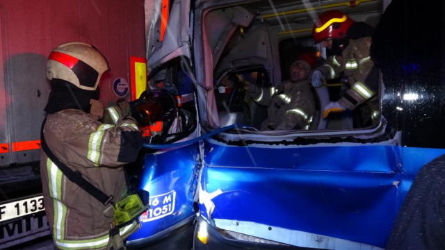 Yolcu taşıyan minibüs tıra çarptı: 4 yaralı görseli