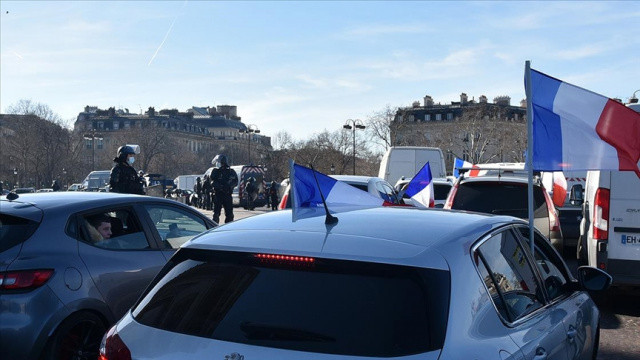 'Özgürlük Konvoyu' Paris'in merkezine girdi! Polisten sert müdahale görseli
