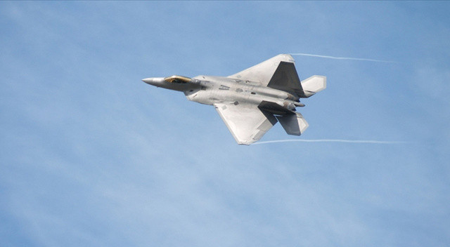 ABD'nin gönderdiği F-22 savaş uçakları BAE'ye ulaştı görseli