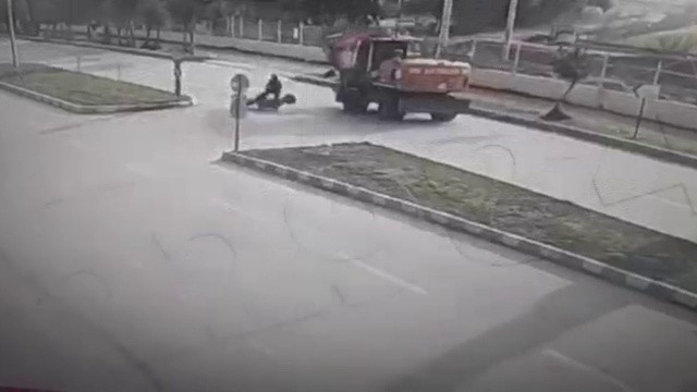 Adana'da feci ölüm: Motosiklet sürücüsü iş makinesinin altında kaldı görseli