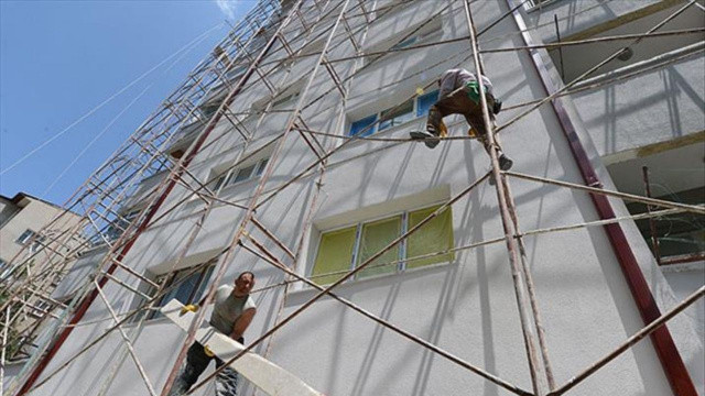 Avcılar'da inşaat iskelesi düştü görseli