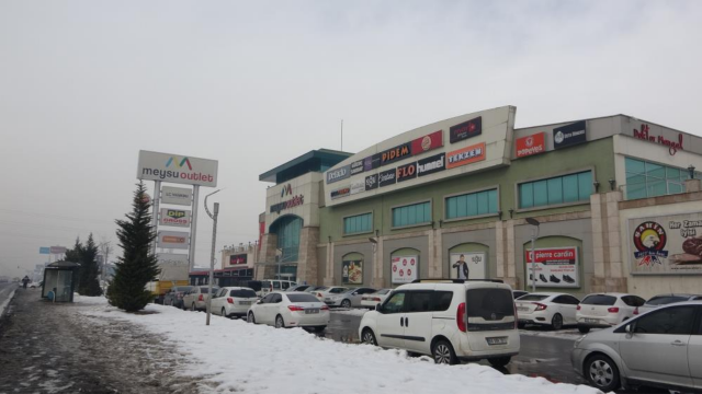 AVM'nin yürüyen merdivenlerinde annesinin kucağından düşen bebek öldü görseli